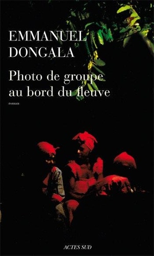 Photo de groupe au bord du fleuve / Emmanuel Dongala | Dongala, Emmanuel Boundzeki (1941-) - écrivain congolais. Auteur